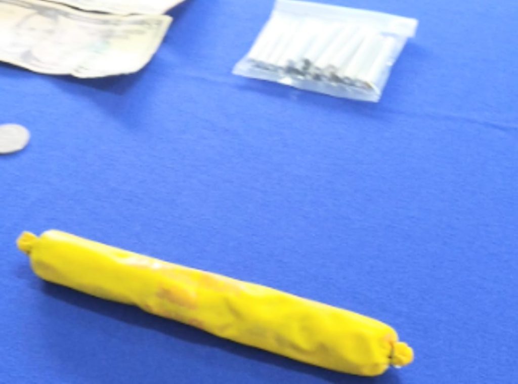 El explosivo y las cápsulas detonantes que la Policía Nacional halló en casa de la procesada.