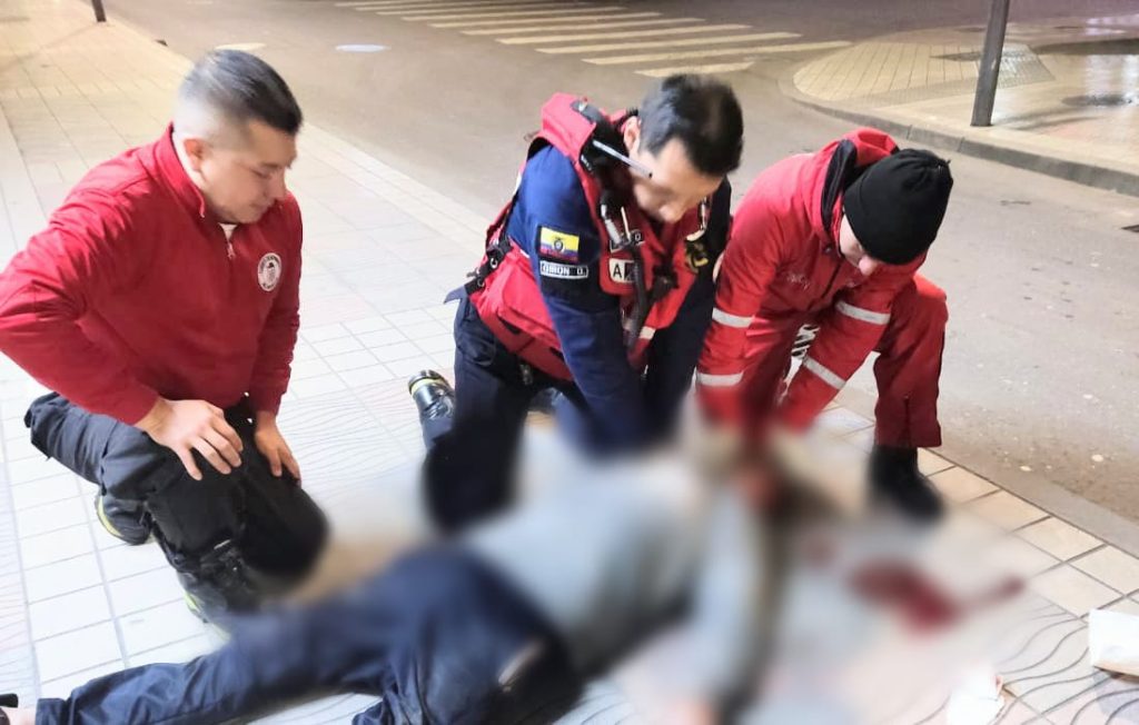 Los ‘casacas rojas’ intentaron reanimarlo, pero él no revivió.