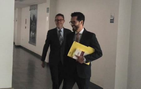 Luis Cosíos Sarmiento (izq.) e Ígor Vivanco Müller durante su llegada a la diligencia.