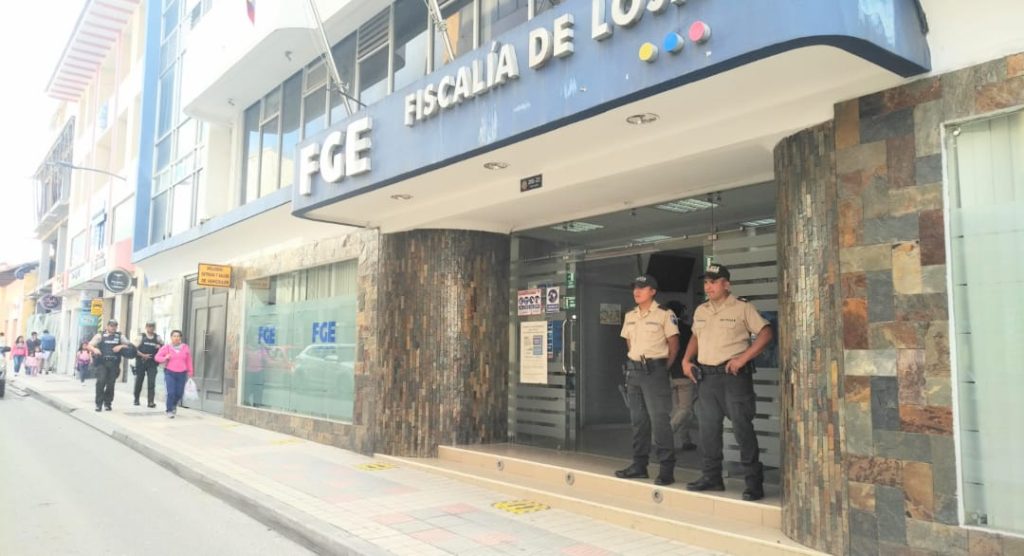 Desde ayer el personal policial se apostó en la Fiscalía Provincial de Loja.