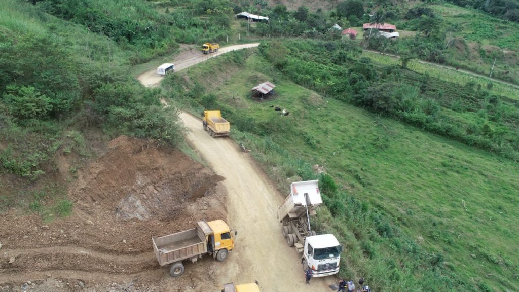 La Prefectura de Zamora Chinchipe, los municipios de Chinchipe y Palanda y gobiernos parroquiales realizaron labores de mantenimiento en el tramo Bellavista-Zumba-La Balsa.