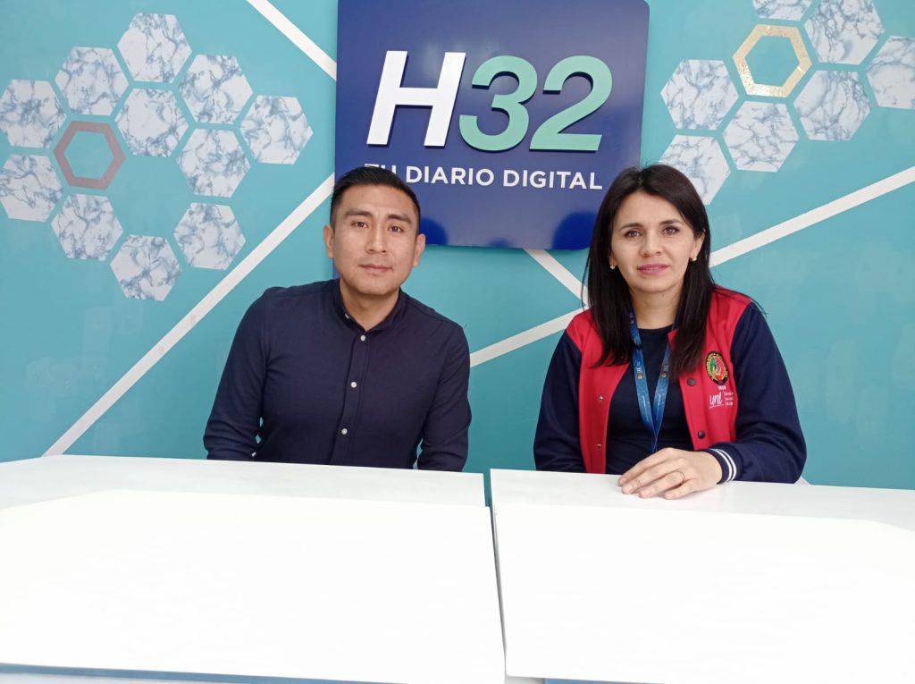 El catedrático Luis Eduardo Vélez Macas y Susana González Eras, directora de la carrera de Odontología, comentan que en esa unidad académica hay satisfacción.