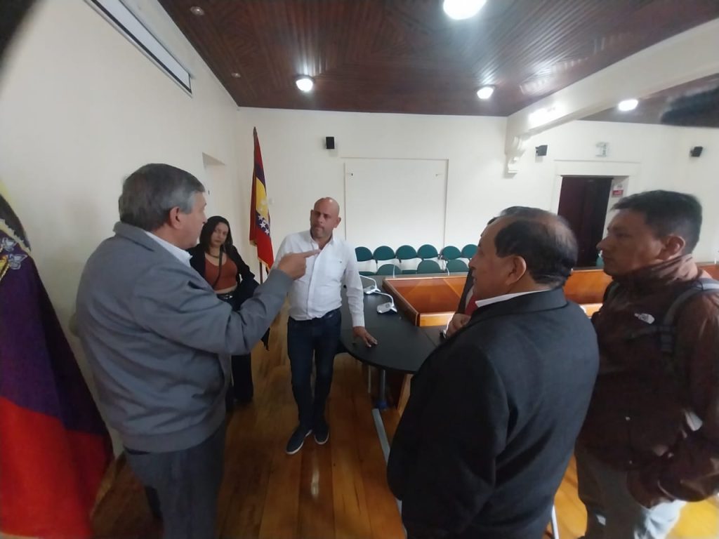 La cita se cumplió ayer en las instalaciones de la Prefectura de Loja.