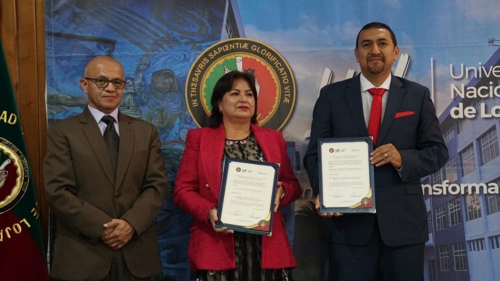 El presidente del Tribunal Electoral, Byron Efrén Serrano; la nueva vicerrectora, Elvia Zhapa Amay; y el rector reelecto, Nikolay Aguirre Mendoza, en el acto cumplido el viernes pasado.