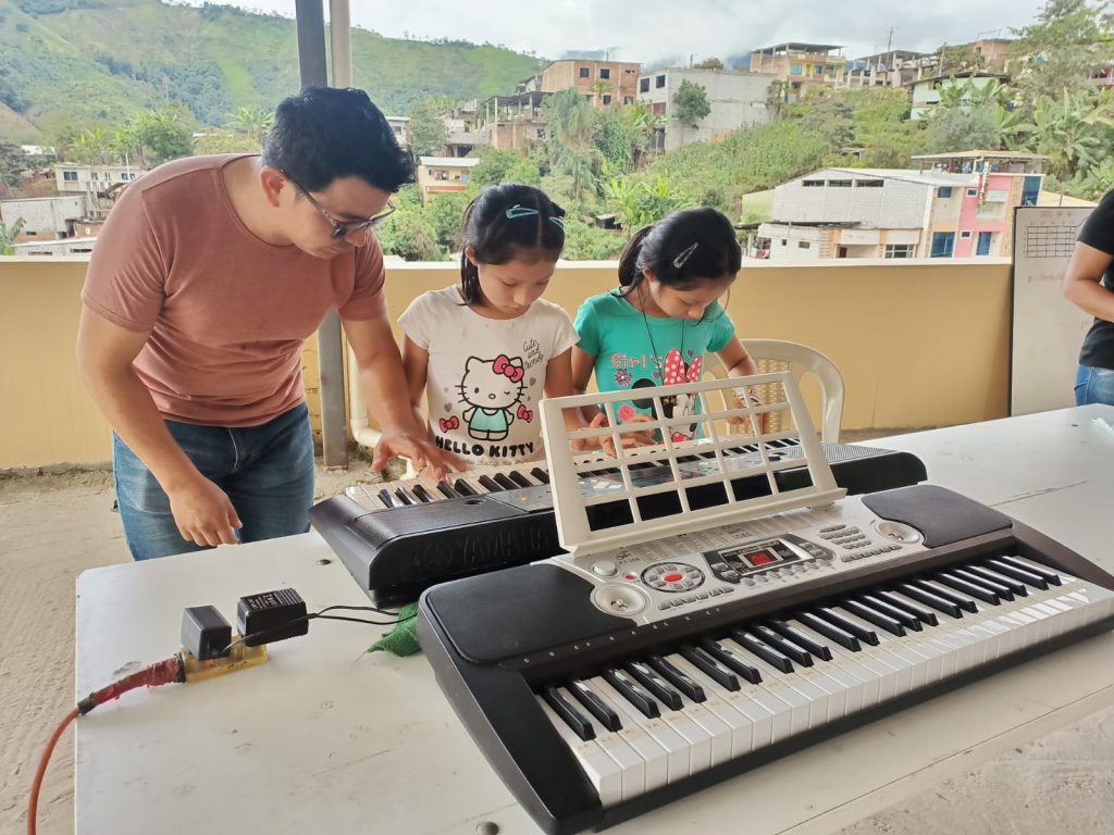 El curso vacacional de música lo imparte el artista Danny Troya.