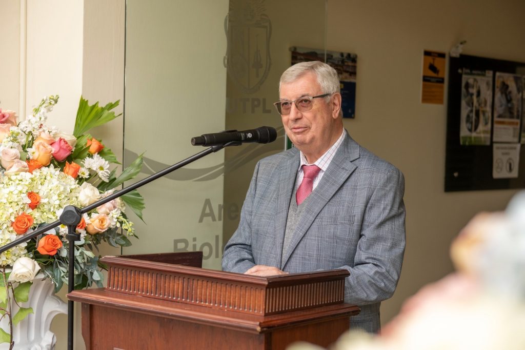 Mons. Luis Miguel Romero visitó la UTPL, donde se le brindó un homenaje.