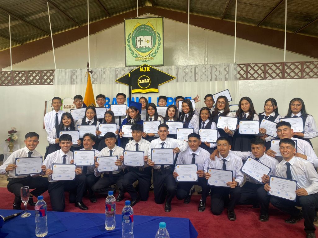 Los nuevos bachilleres pertenecen a la promoción 2017-2023.