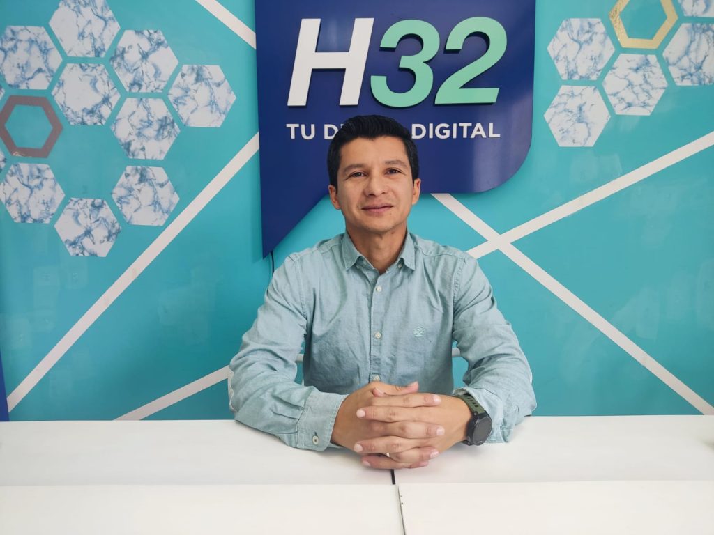 Francisco Sandoval Noreña, director de la carrera de Telecomunicaciones de la UTPL.