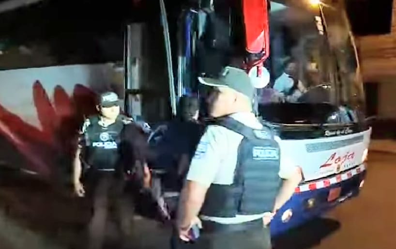 El bus fue llevado a los exteriores del cuartel de la Policía Nacional, en donde fue chequeado y se revisó a los pasajeros.