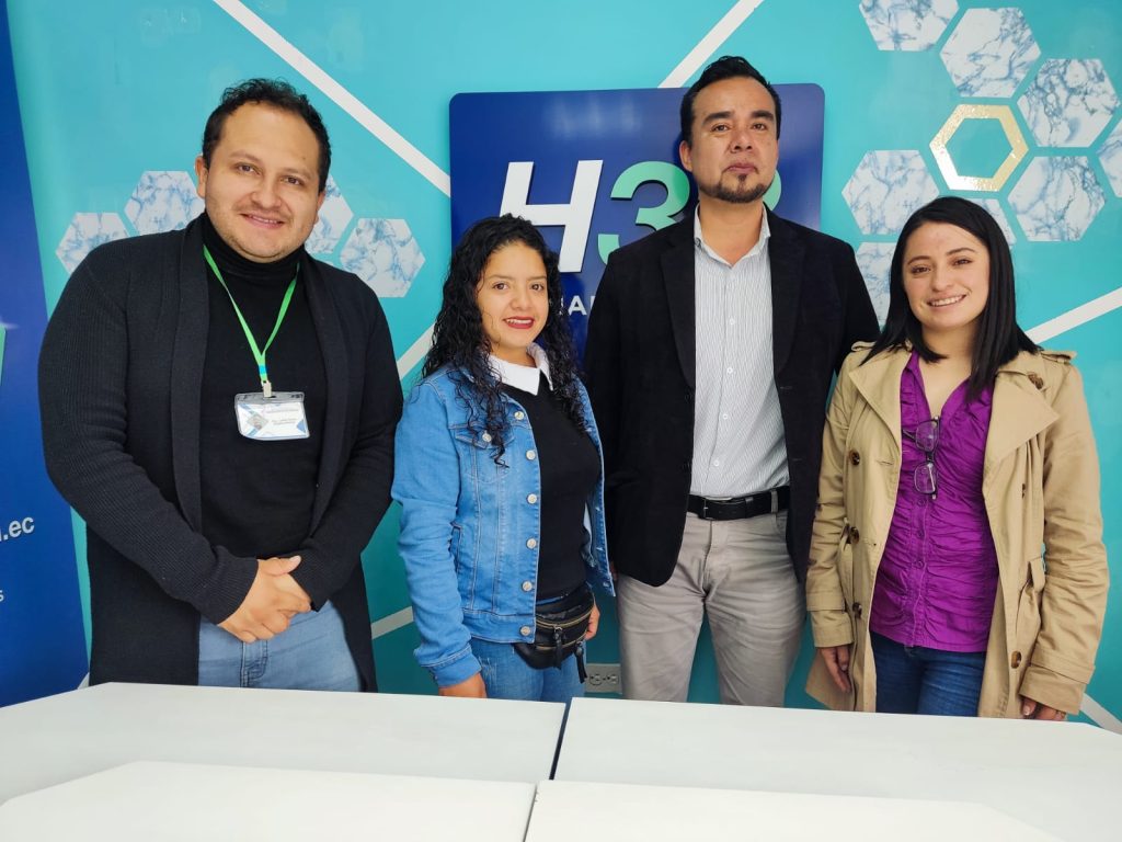 Carlos Torres Samaniego, coordinador académico; Abigail Elizalde, comunicadora institucional; Vicente Rodríguez Paz, rector, y Daniela Morillo, directora de Aseguramiento de la Calidad, en su visita a HORA32.