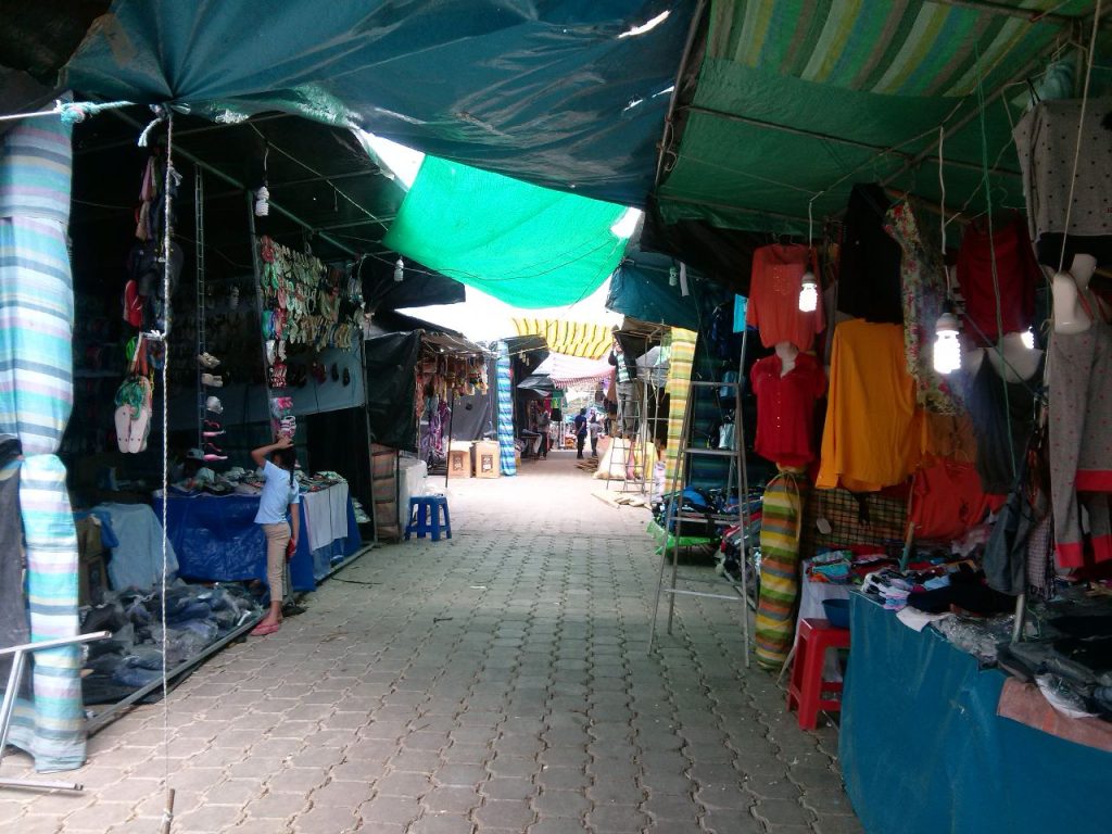 Los comerciantes se ubican cerca de la UPC y de la Unidad Educativa Paltas.