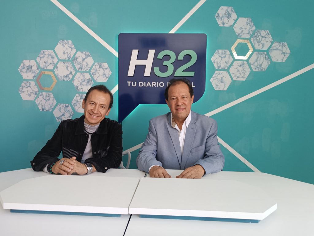 El artista lojano René Paladines y el gerente del Hotel Sonesta, Jorge Gutiérrez, invitan a la ciudadanía lojana al evento de este viernes.