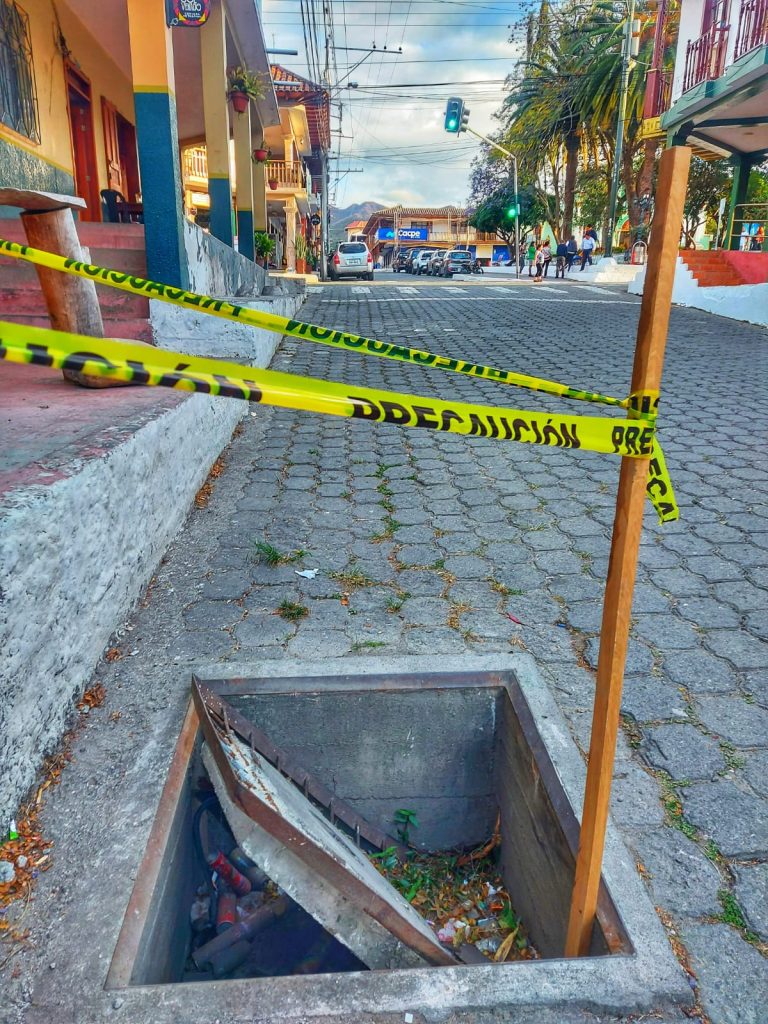 Así se encuentra la alcantarilla.