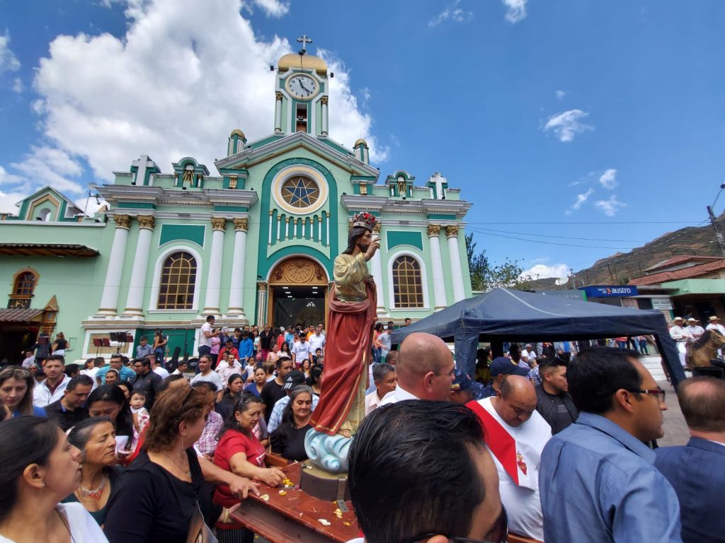 Se cumplió la tradicional procesión por algunas calles de la localidad.