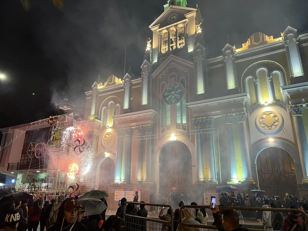La quema de castillo, es un atrayente de la comunidad visitante y local.