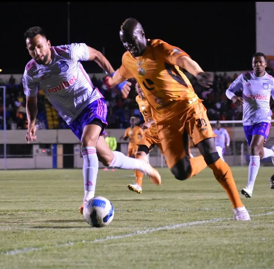 El equipo lojano realiza los trabajos en el estadio Reina del Cisne.
