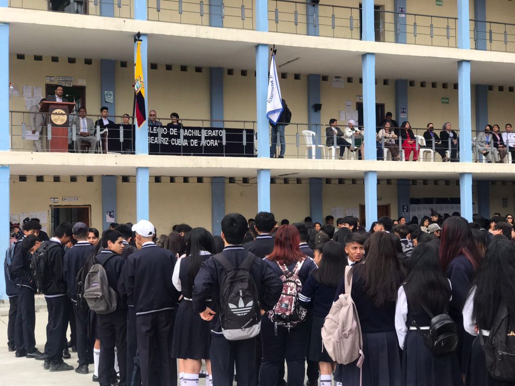En el Colegio de Bachillerato Beatriz Cueva de Ayora se realizó un acto inaugural.