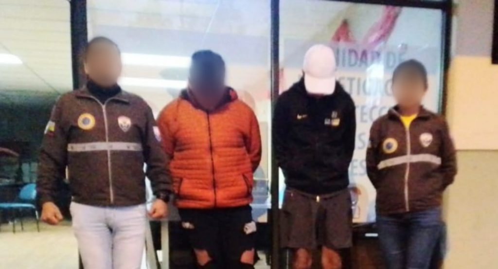 Los adolescentes fueron aislados por la Policía de la Dinapen.