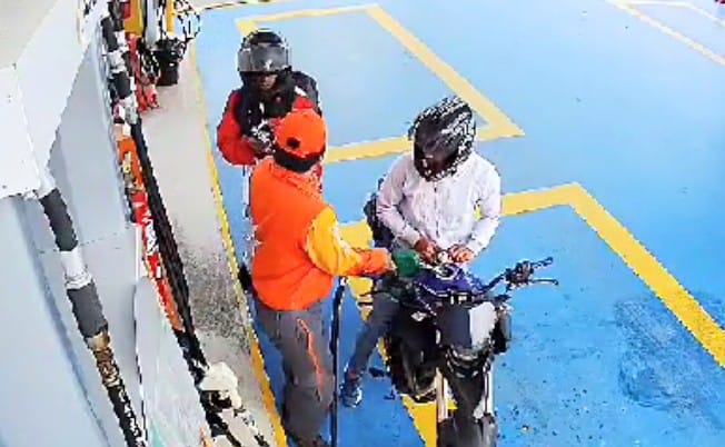 Uno de los motociclistas amenazó a uno de los despachadores y tomó el dinero.