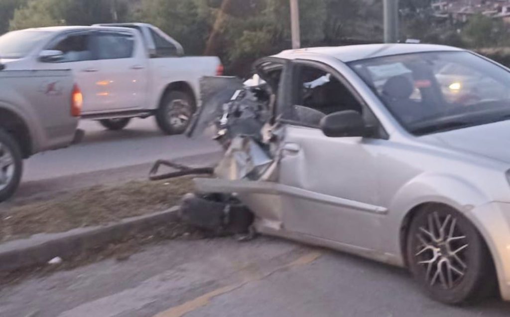Uno de los carros que se implicó en ese percance.