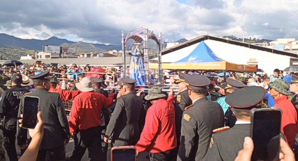 Los soldados recibieron a su 'Generala' con mucha emoción.