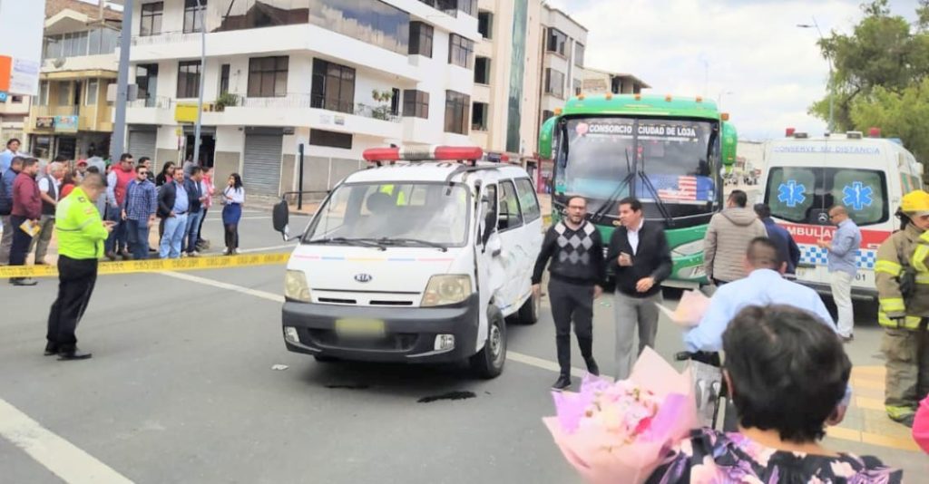Los ‘casacas rojas utilizaron sus herramientas de extricación para cortar las puertas y sacar a los heridos.