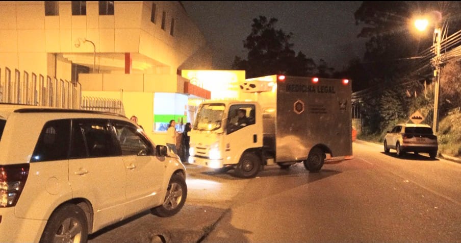 A las 22:54 la ambulancia de medicina legal ingresó a la morgue.