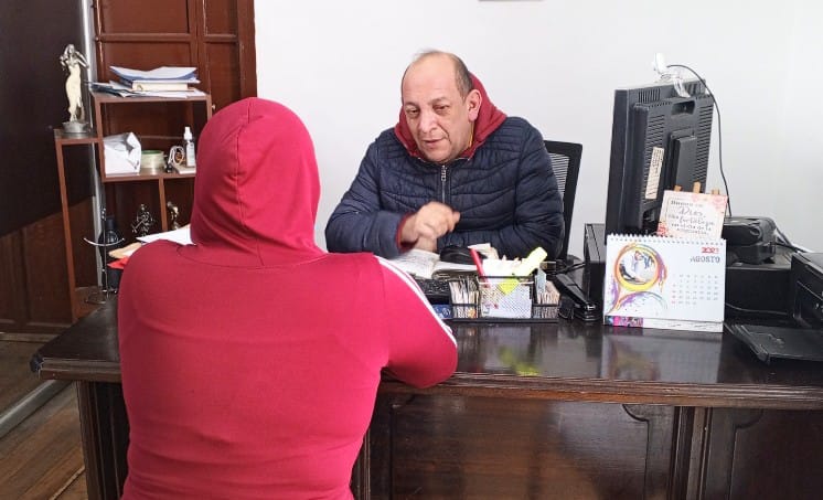 Ramiro Carrión Jaramillo patrocina a la extranjera supuestamente calumniada.