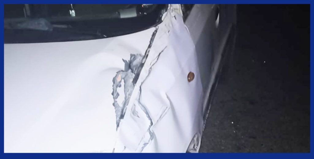 El vehículo tiene placa J, que corresponde a la provincia de Santo Domingo de Los Tsáchilas.