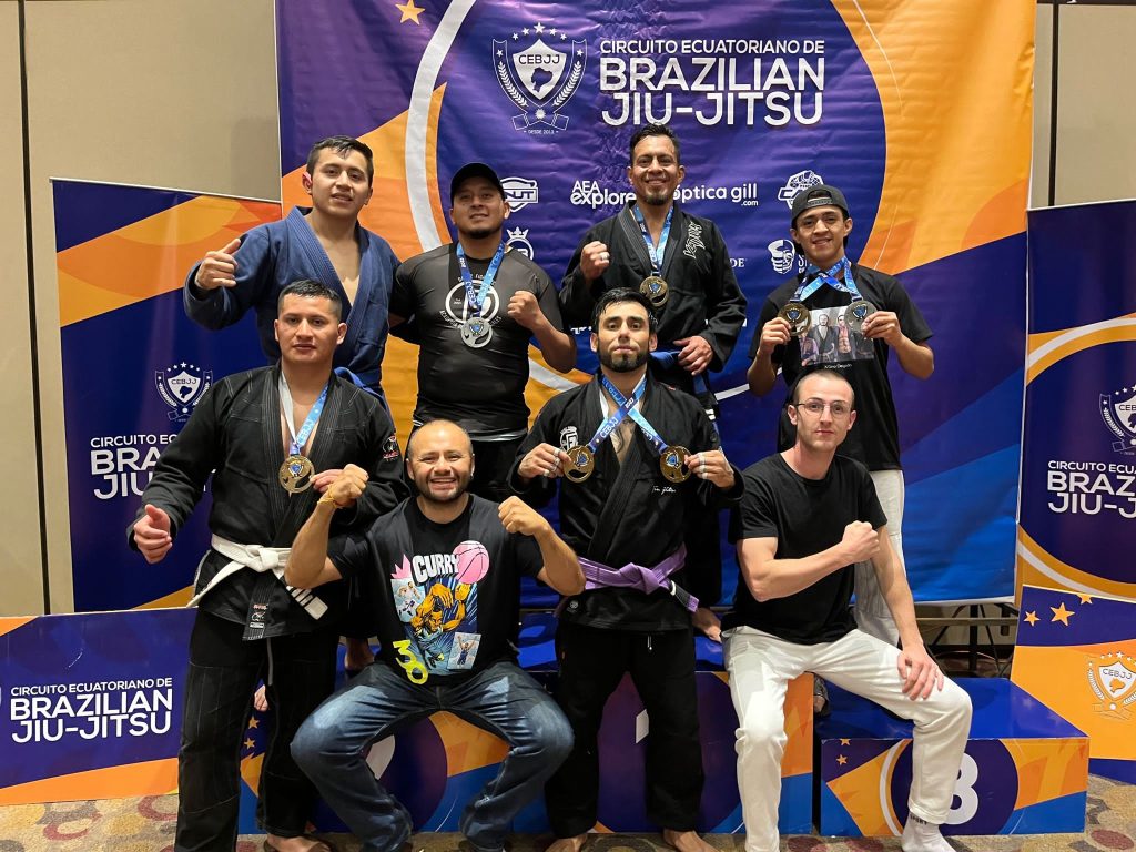 Los participantes muestran las preseas que consiguieron.