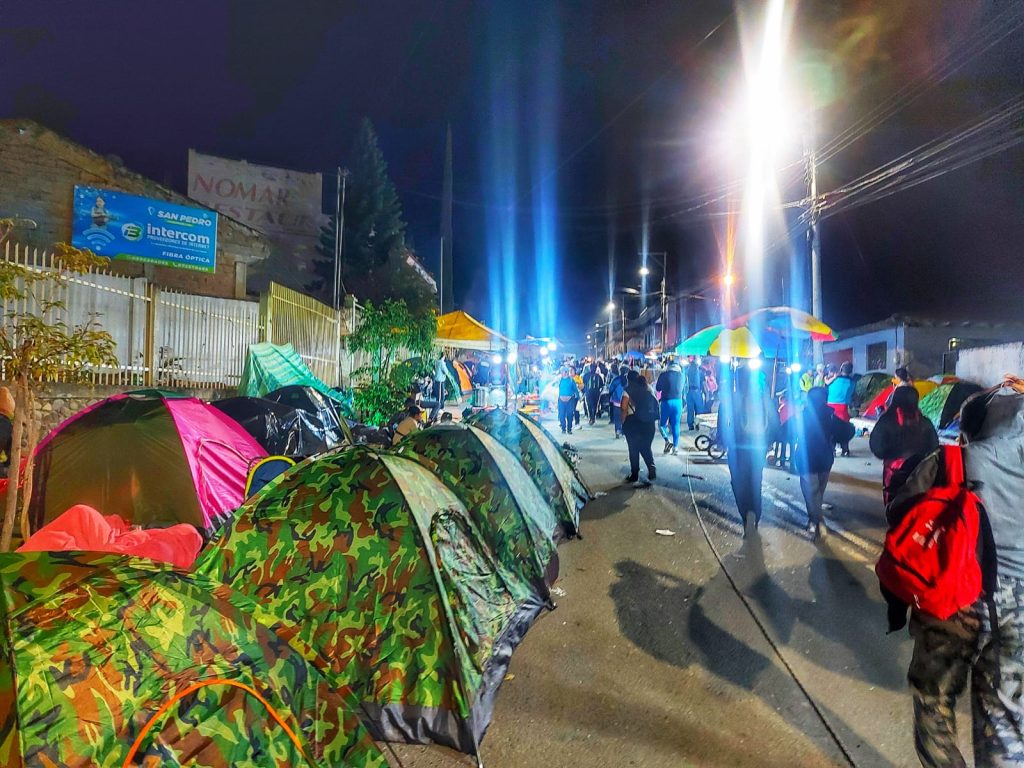 Durante la noche del miércoles y las primeras horas del jueves, numerosas personas encontraron descanso en carpas dispuestas a lo largo de las veredas de San Pedro. Además, hubo individuos que optaron por descansar en el Templo y en diferentes espacios habilitados para tal fin.