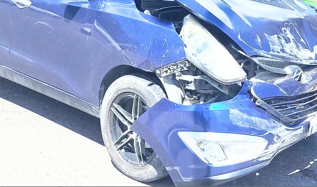 El automóvil particular llevó la peor parte.