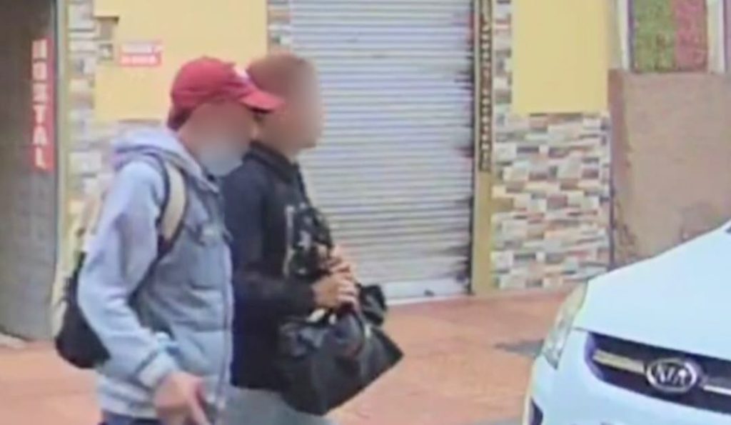 Él (der.) fue aprehendido la tarde de ayer, a eso de las 17:30.