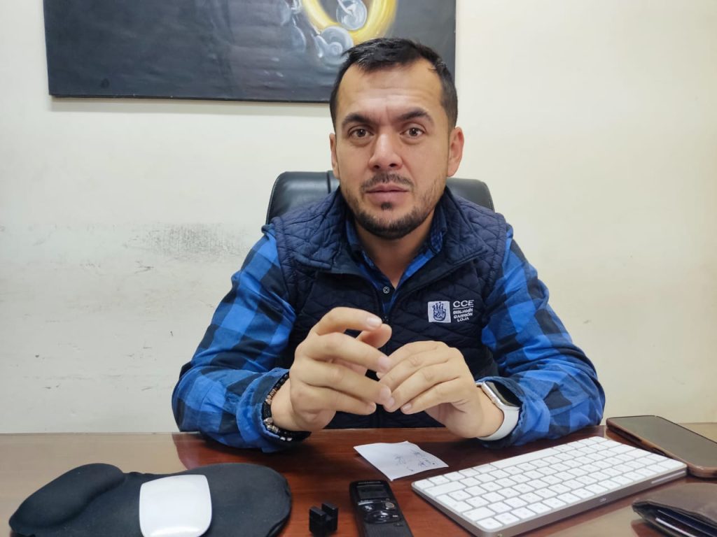 Julio César Espinoza Bustamante, director subrogante de la CCE-Loja, invita a la feria del libro, donde habrá un 50% de descuento.