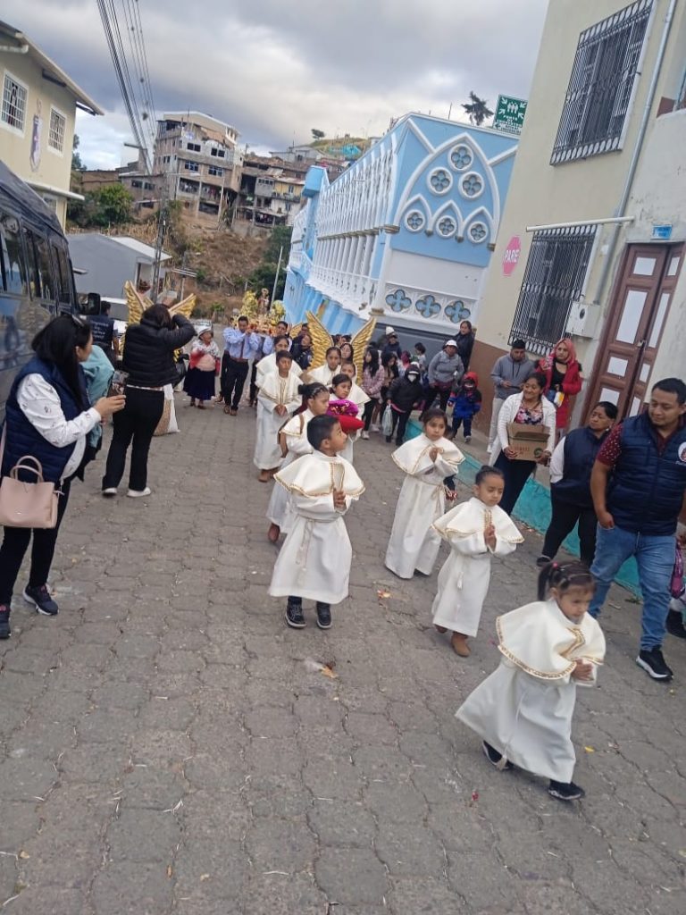 Los niños tuvieron una especial participación durante la jornada de ayer, en El Cisne. (Fotografía cortesía Sixto Eugenio Alvarado)
