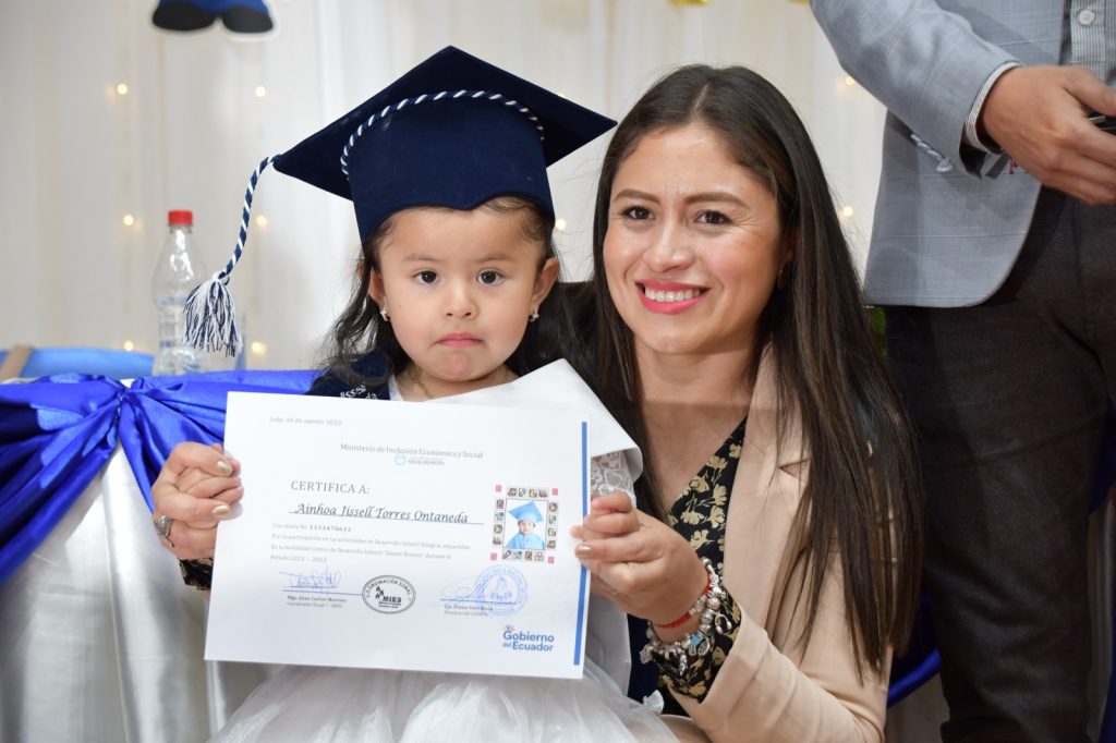 La directora del Centro de Apoyo Social Municipal, Diana Soto Masa, junto a uno de los niños graduados.
