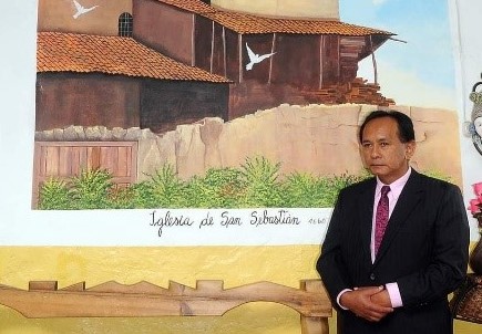 El intelectual lojano, junto a una de sus obras artísticas.