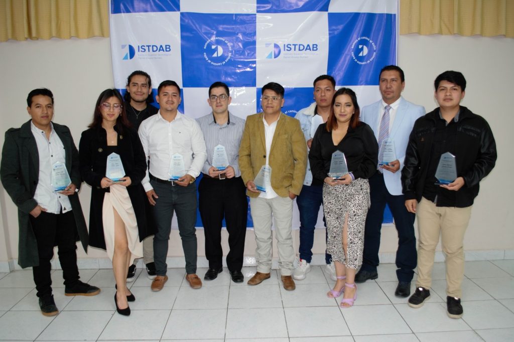 Los homenajeados agradecieron a la entidad educativa por las enseñanzas que posibilitaron enrumbarse por la producción.