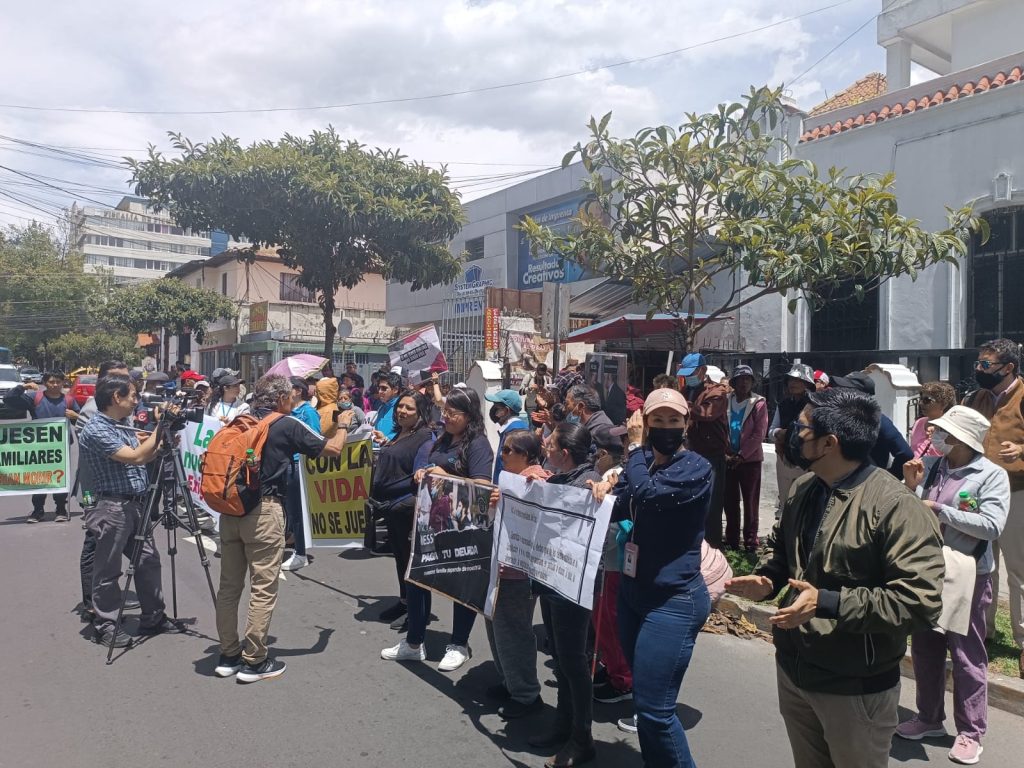 La semana anterior, en Quito, hubo una manifestación, donde se exigió el pago a los prestadores de servicios externos.