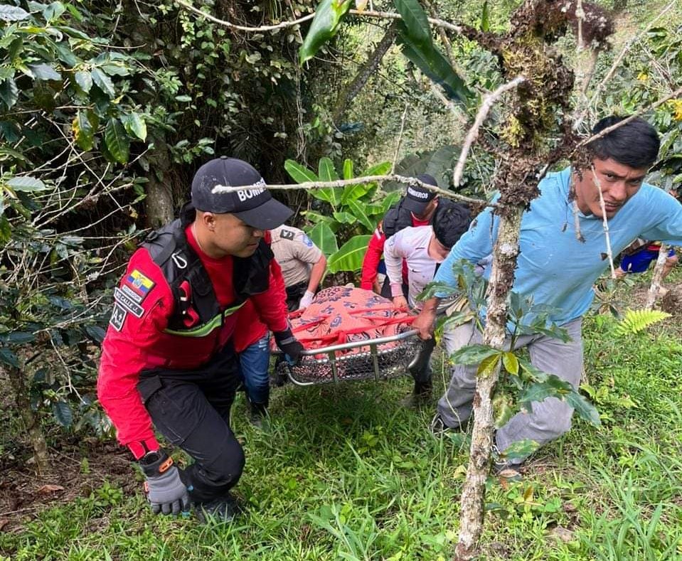 Los cuerpos fueron rescatados por efectivos del Cuerpo de Bomberos, la Policía Nacional y la Fiscalía.