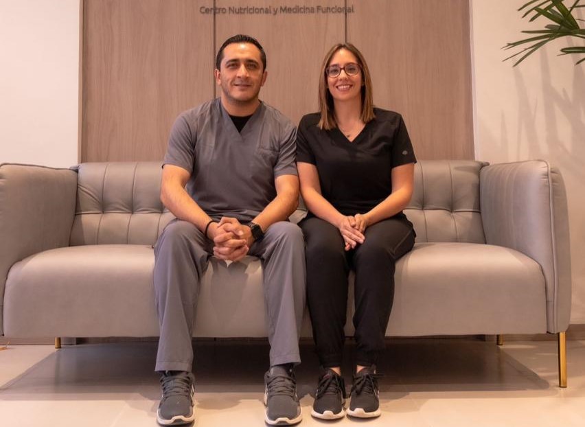 El galeno David Israel Zúñiga y María Susana Reyes, médica nutrióloga, son parte del equipo que atiende a los pacientes.