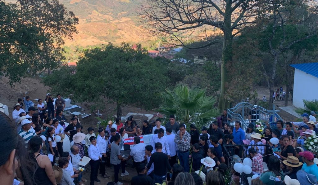 La inhumación de los restos mortales se cumplió ayer, desde las 17:00, en el camposanto de la parroquia.