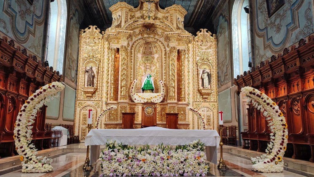 El altar fue adornado con rosas y flores.