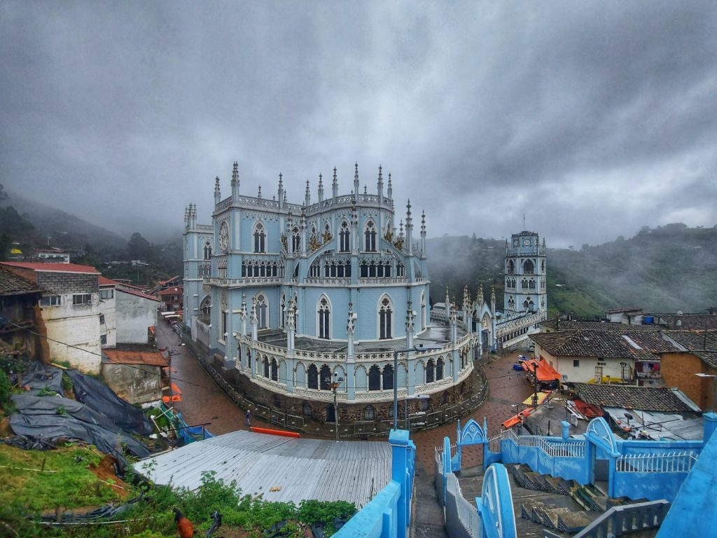 La parroquia está preparada para recibir a los devotos.