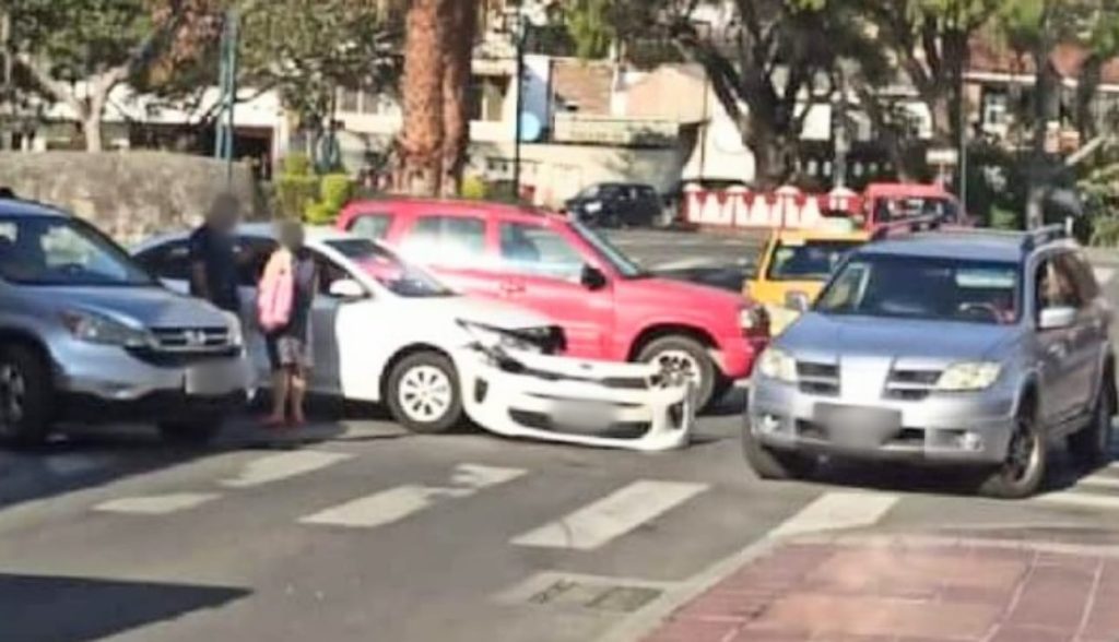 El revés dejó daños materiales en los vehículos involucrados.