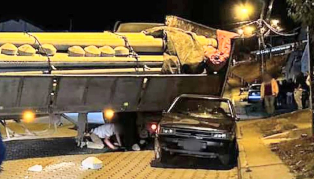 El cabezal se impactó contra un automóvil estacionado.