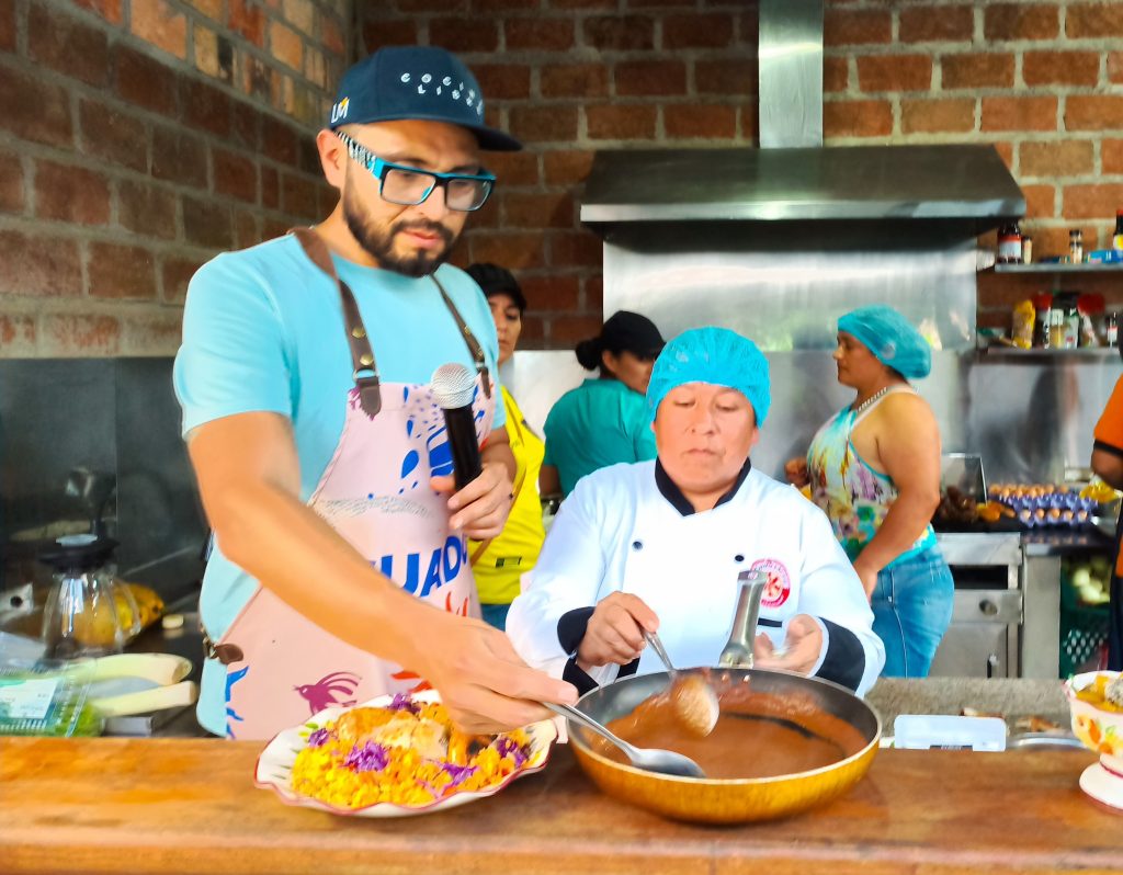 Los chefs compartieron diversas técnicas culinarias con los asistentes.