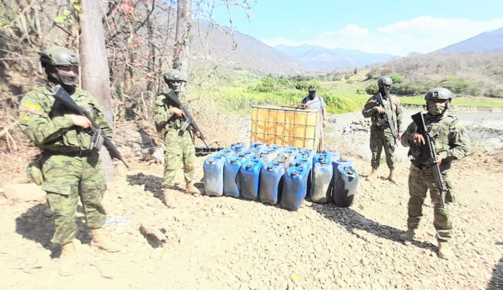 En el operativo no se detuvo a ninguna persona porque ellas al ver a los militares huyeron.
