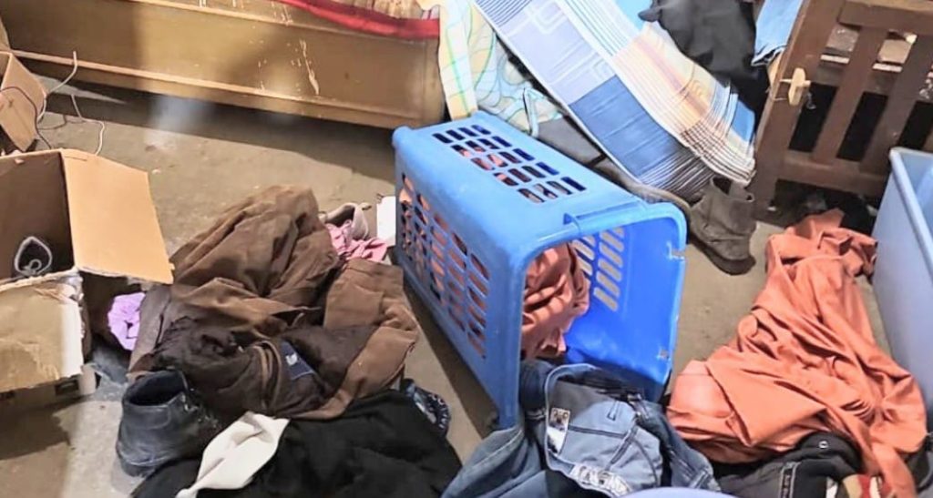 Los facinerosos buscaron y rebuscaron en la vivienda.