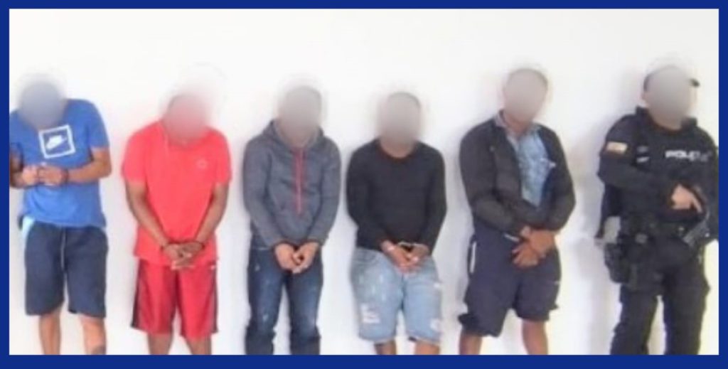 Los ciudadanos irrumpieron en una casa con armas de fuego.